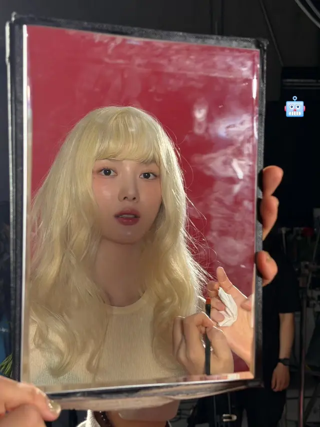 Kim Yoo Jung Tampil Manglingi dengan Rambut Blonde di Pemotretan Terbaru