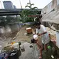 Seorang anak saat mandi di dekat sungai di kawasan Latuharhari, Jakarta Pusat, Selasa (1/12). PAM Jaya menyatakan pasokan air baku yang ada di Jakarta masih belum memungkinkan untuk diolah menjadi sumber air baku utama. (Liputan6.com/Immanuel Antonius)