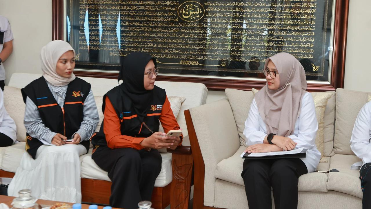 Petugas Sensus saat memyambangi kediaman Bupati Ipuk di Jalan Tunggul Ametung, Banyuwangi