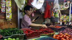 Wahyuning menata kebutuhan pokok dagangannya di Pasar Pondok Labu, Jakarta, Rabu, (8/6/2022). Beberapa harga kebutuhan pokok terus mengalami kenaikan, khususnya cabai rawit merah. (Liputan6.com/Johan Tallo)