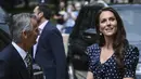 Kate Middleton melengkapinya dengan tas crossbody putih kecil dari Mulberry dan anting-anting mutiara dari Shyla London. (Daniel Leal/Pool via AP)
