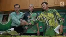 Sekretaris Komite Mukernas Achmad Baidowi (kiri), Ketua Komite Mukernas Iskandar Saihu (tengah), Sekretaris Organisasi Komite Achmad Mustaqim berejabat tangan usai memberi keterangan pers di Jakarta (16/7). (Liputan6.com/Helmi Afandi)