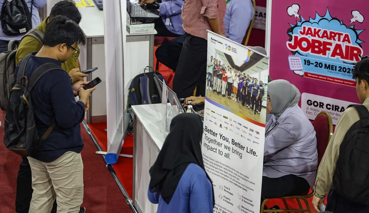 Pencari kerja memadati stan perusahaan pada Bursa Kerja Jakarta di Gelanggang Olahraga (GOR) Ciracas, Jakarta, Senin (19/5/2025). (merdeka.com/Arie Basuki)