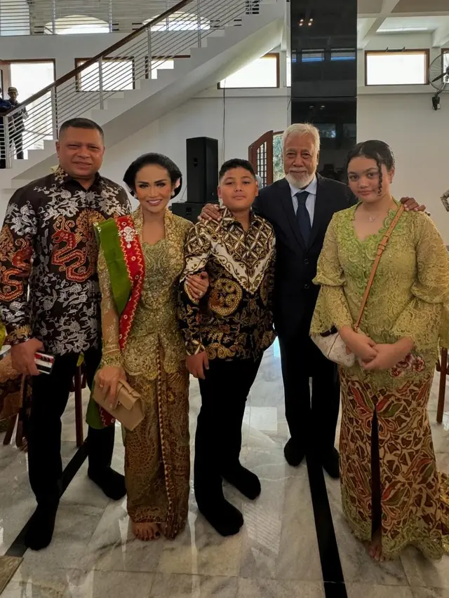 6 Potret Krisdayanti di Pernikahan Nadine Kaiser, Jumpa Ganjar dan Xanana Gusmao