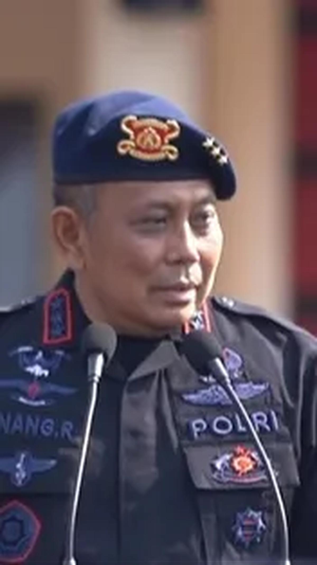 "Tolong hargai korps Brimob Polri. Kamu kan baret Brimob sama-sama dengan baret-baret (lain) hanya berbeda pangkatnya saja," tambahnya.