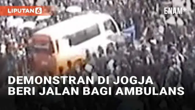 Demonstrasi menolak RUU Pilkada 2024 digelar di sejumlah kota besar di Indonesia. Banyak momen menarik tertangkap di tengah aksi, seperti di titik Nol KM Yogyakarta. Peserta aksi membuka jalan bagi ambulans darurat yang hendak melintas.