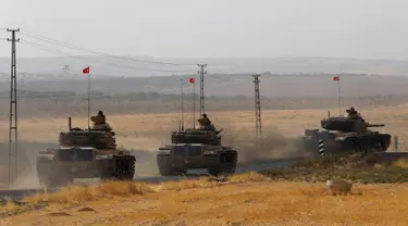 Sejumlah tank tentara Turki saat Iring-iringan menuju perbatasan Suriah-Turki di provinsi Gaziantep, Turki, (25/8). Militer Turki siap melancarkan serangan terhadap kelompok milisi ISIS di perbatasan Truki-Suriah.  (REUTERS/Umit Bektas)