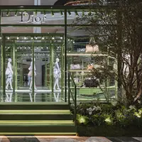 Koleksi terbaru Dior Autumn Winter 2026 dipamerkan dalam nuansa taman Paris di Jakarta (Dior)