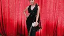 Ini adalah penampilan luar biasa Jessica Mila kenakan sari India berwarna hitam. Selain karena pilihan sari yang gemerlap, penambahan detail aksesori Jessica Mila juga semakin menyempurnakan penampilannya secara keseluruhan. Foto: Instagram.