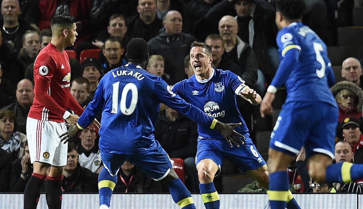 Para pemain Everton merayakan gol yang dicetak Phil Jagielka ke gawang Manchester United. Klub tamu malah berhasil unggul lebih dahulu pada menit ke-22 setelah Jagielka memanfaatkan umpan Ashley Williams. (AFP/Oli Scarff)