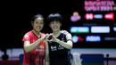 Pebulu tangkis tunggal putri Korea Selatan, An Se Yong (kiri) berfoto bersama dengan wakil China, Wang Zhi Yi pada babak semifinal Indonesia Open 2024 di Istora Senayan, Jakarta, Sabtu (08/06/2024). (Bola.com/Bagaskara Lazuardi)