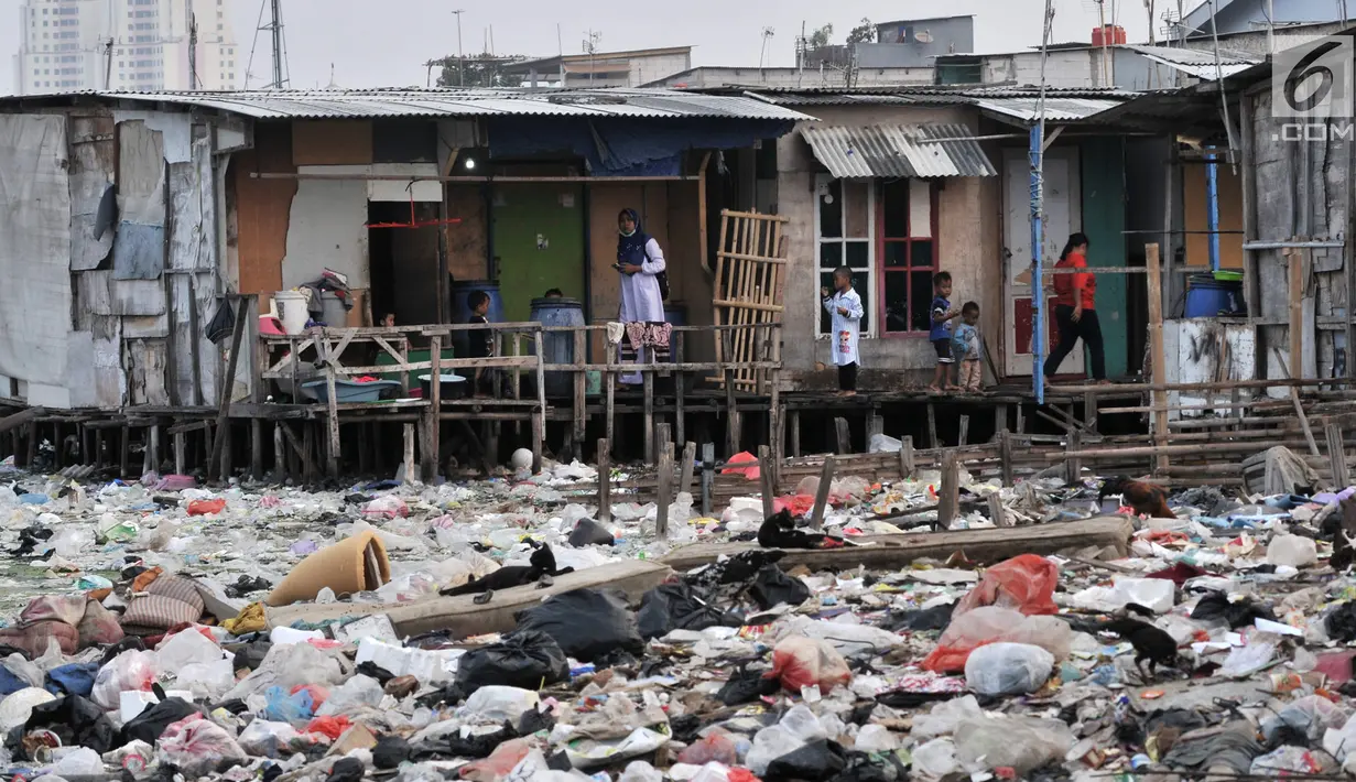 Warga beraktivitas di antara sampah yang mengelilingi Kampung Bengek, Muara Baru, Penjaringan, Jakarta, Rabu (4/9/2019). Setelah viral dan menjadi sorotan, lautan sampah yang memenuhi tanah garapan milik PT Pelindo II tersebut mulai dibersihkan. (merdeka.com/Iqbal Nugroho)