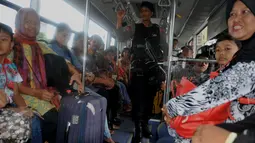 Suasana di dalam Bus Sekolah yang menggantikan Metro Mini di Terminal Senen, Jakarta, Senin (21/12/2015). Metro Mini melakukan aksi mogok karena takut terkena razia Dishub. (Liputan6.com/Gempur M Surya)