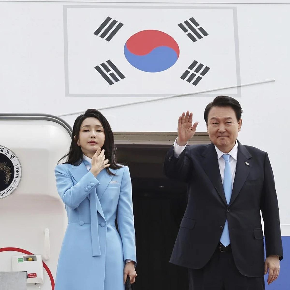 Presiden Korea Selatan Yoon Suk Yeol bersama istrinya Kim Keon-hee di Seoul. (AP)