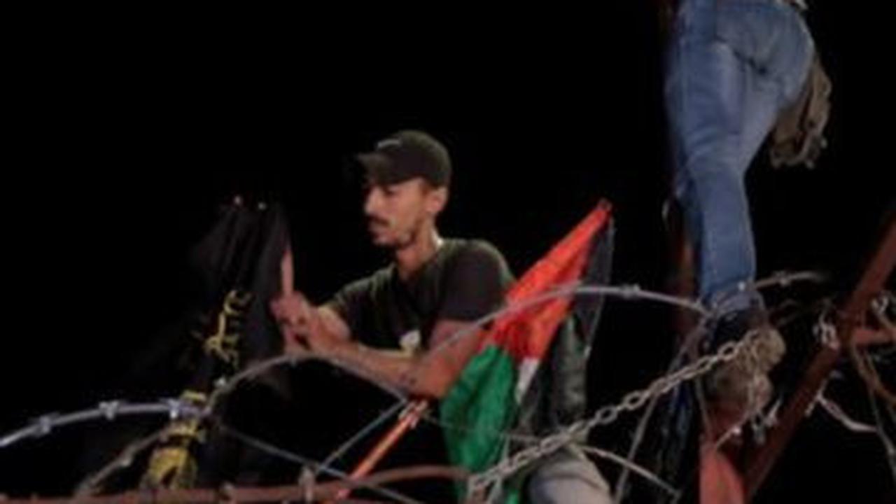 Kecam Serangan Isarel di RS Gaza, Massa Kepung Kedubes AS di Lebanon, Kibarkan Bendera Palestina