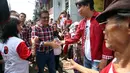 Cawagub DKI Jakarta, Djarot Saiful Hidayat menyalami warga saat melakukan blusukan di Jelambar Timur, Jakarta Barat, Jumat (6/1). Djarot mengaku puas melihat kondisi Kali Mookervart saat dirinya blusukan ke Jelambar Timur (Liputan6.com)