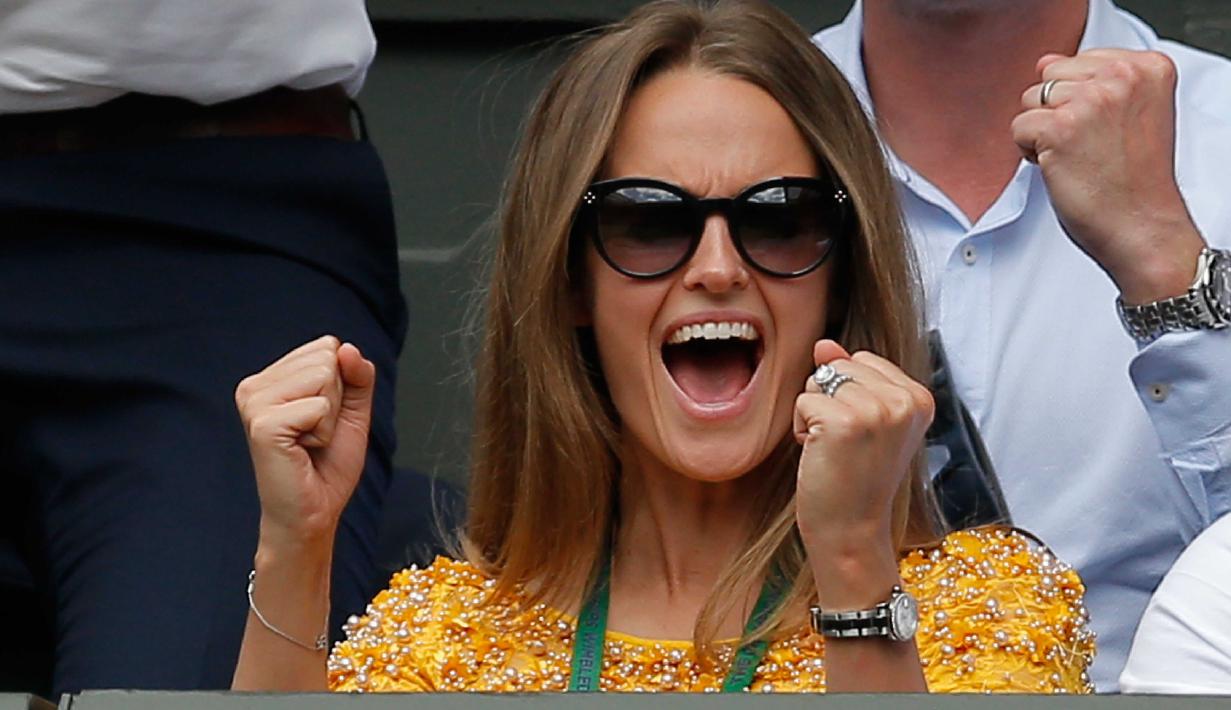 Kim Sears bersorak kegirangan saat suaminya Andy Murray berhasil mengalahkan petenis Kanada, Milos Raonic pada tunggal putra Wimbledon Championships 2016 di The All England Lawn Tennis Club,  Wimbledon, London, (10/7/2016). (AFP/POOL/Andrew Coudridge)
