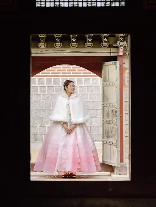 Ia pun melapisi atasannya dengan coat berbulu warna putih. Pancarkan pesona putri mahkota di musim dingin [@asyaaysa]