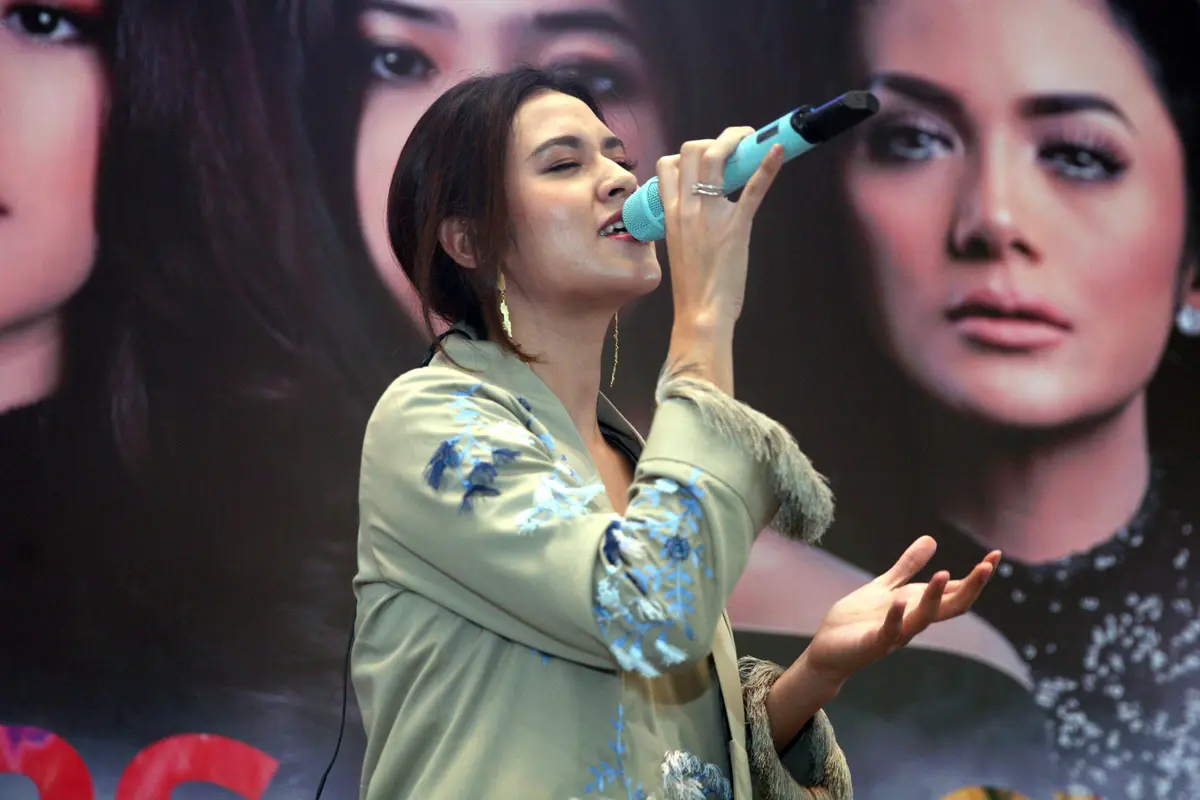[Bintang] Pesan Mendalam Lagu Raisa di Film Ayat-Ayat Cinta 2