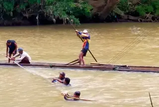 Santri dan warga di Sukabumi menerjang arus deras sungai demi air bersih