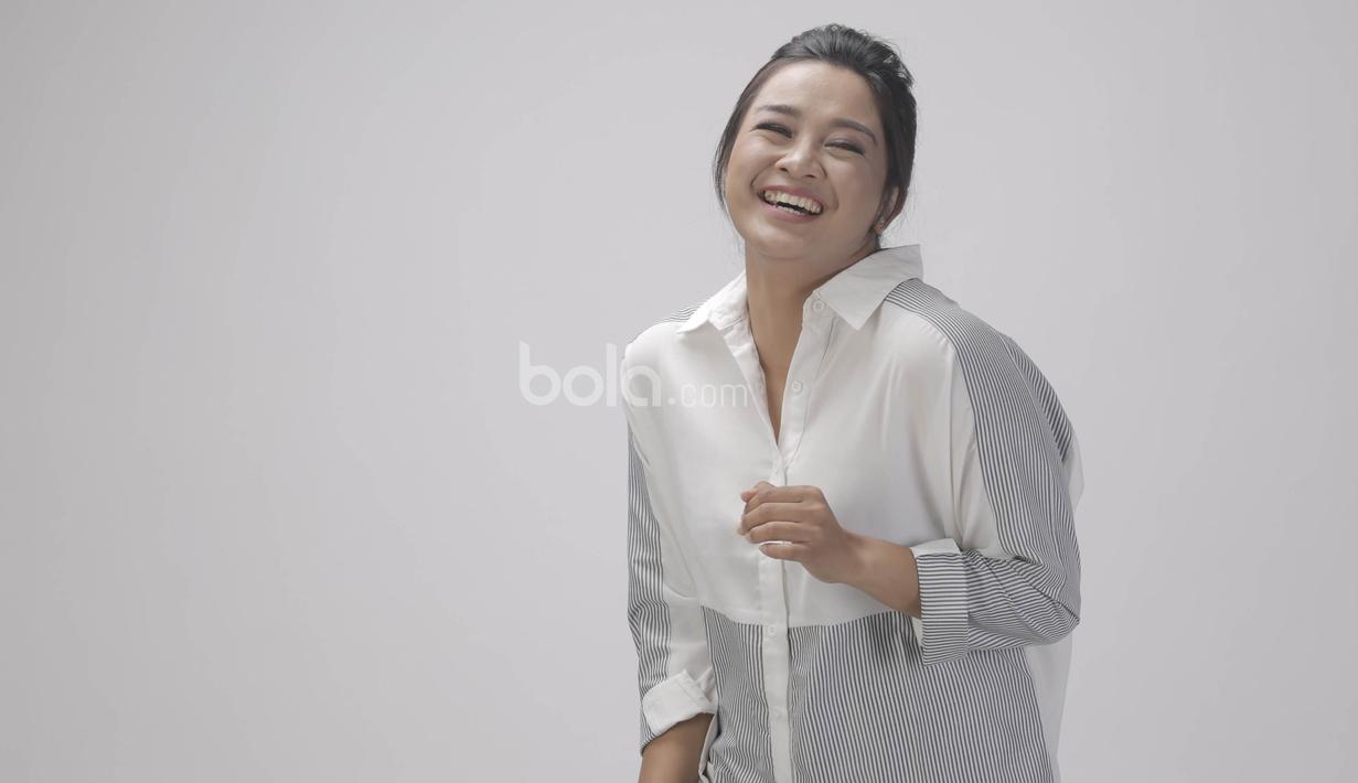 "Berlatih dengan Mama itu lebih banyak berbaginya. Mama bisa bercerita dengan luwes, berbagai soal teknis maupun nonteknis," ujar Dellie Threesyadinda. (Bola.com/Vitalis Yogi Trisna)