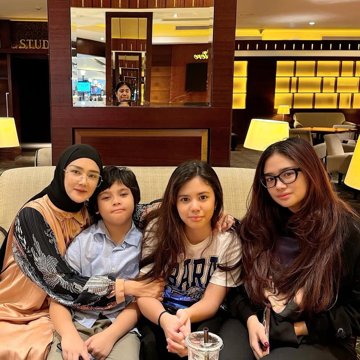 7 Potret Mulan Jameela Kumpul Bareng Keempat Anaknya, Sebut Abis Gaul dengan Teman Sepermainan