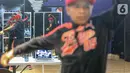 Instruktur mengajar murid street dance genre hip hop secara virtual di O2dance School, BSD Nusa Loka, Tangerang Selatan, Sabtu (20/6/2020). Sejak bulan Maret murid-murid berlatih di rumah secara vitual guna mencegah penyebaran virus Covid-19. (Liputan6.com/Fery Pradolo)