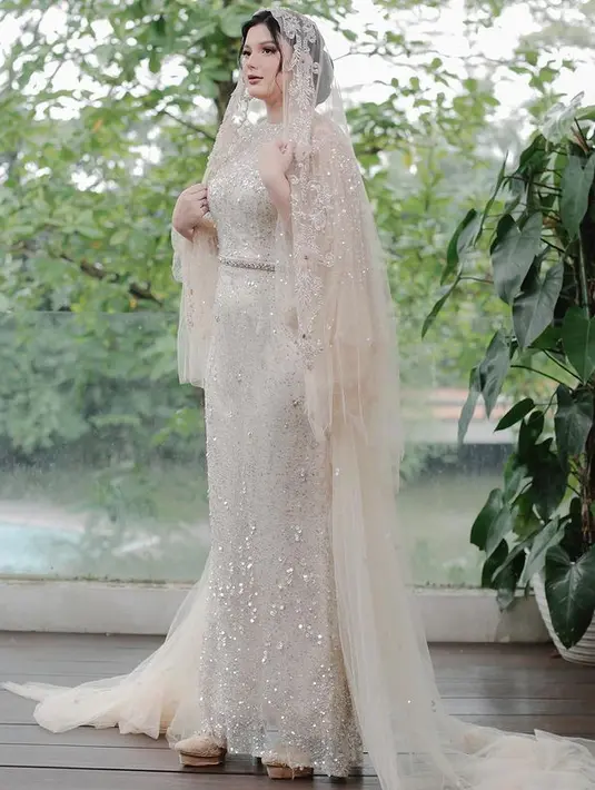 Pulasan makeup nuansa nude dan tatanan rambut up-do dari Red Berry Wedding menyempurnakan penampilannya. @jnbphotographyofficial.