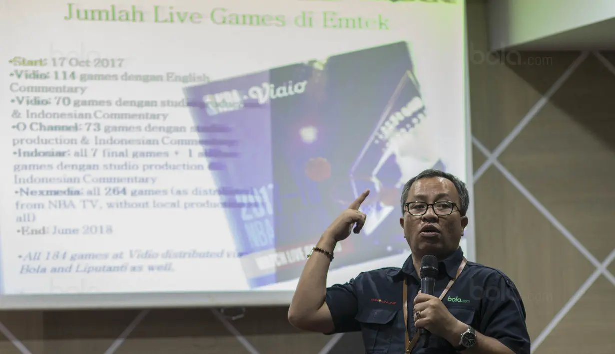 Pemimpin Redaksi Bola.com, Darojatun, memberikan penjelasan terkait kerjasama EMTEK dengan NBA usai nonton bareng laga NBA di Kolese Kanisius, Jakarta, Kamis (19/10/2017). (Bola.com/Vitalis Yogi Trisna)