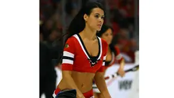 Ice Girls dari Chicago Blackhawks beraksi membersihkan lapangan hoki es sebelum pertandingan National Hockey League (NHL) dimulai. (Chicago Blackhawks.nhl.com)