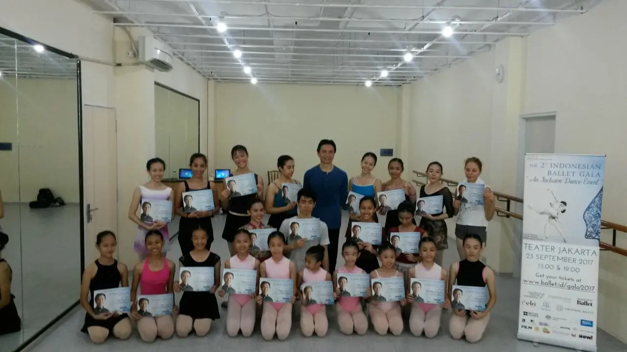Li Cunxin (tengah baju biru) bersama dengan peserta master class balet di Jakarta (Rizki Akbar Hasan/Liputan6.com)