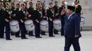 Presiden Prabowo Subianto mencatatkan sejarah sebagai Presiden Republik Indonesia pertama yang menjadi tamu kehormatan dalam upacara peringatan Hari Nasional Prancis atau Bastille Day di Paris, Senin (14/7/2025). (Ludovic MARIN/AFP)