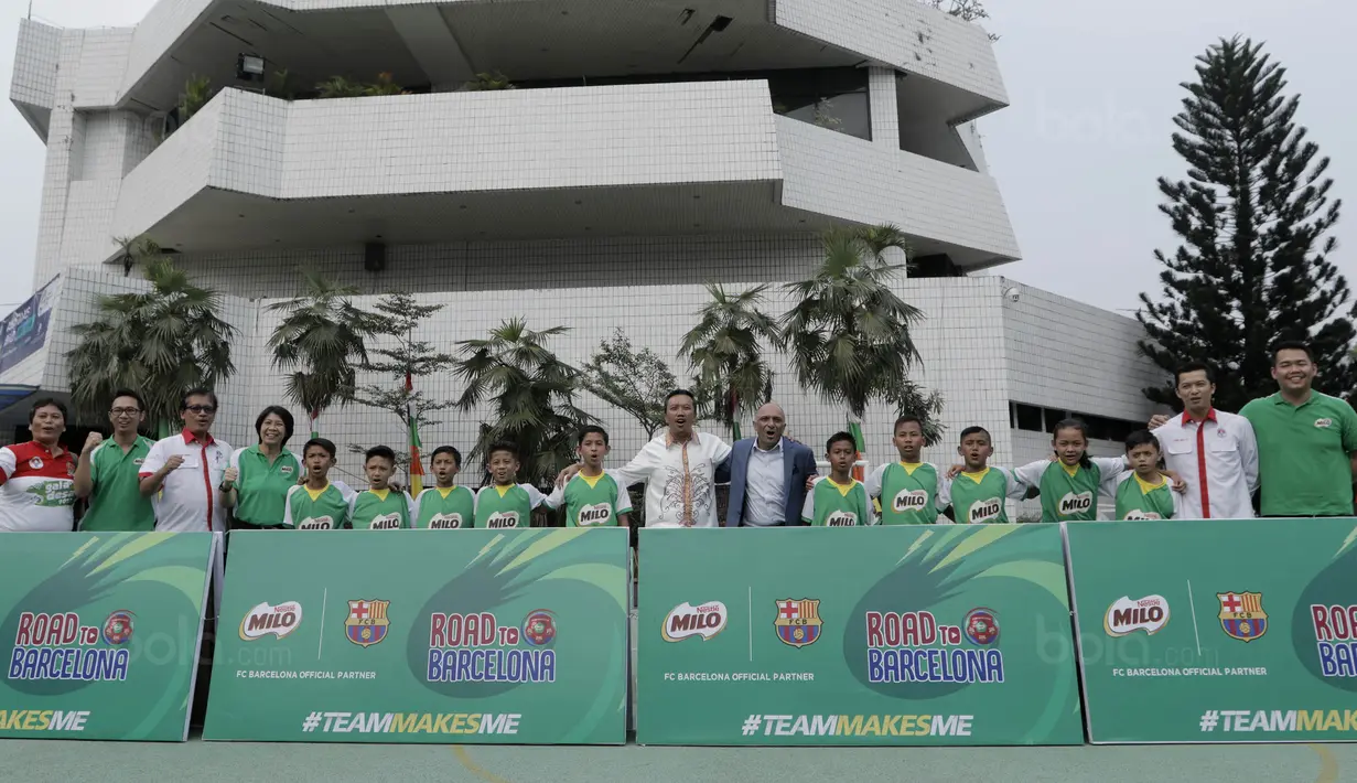 Menpora, Imam Nahrawi bersama Direktur Nestle Indonesia, Dhamesh Gordhon foto bersama 10 pesepak bola muda di kantor Kemenpora, Jakarta, Senin (14/8/2017). Menpora melepas 10 siswa SD untuk berlatih sepak bola ke Barcelona. (Bola.com/M Iqbal Ichsan)