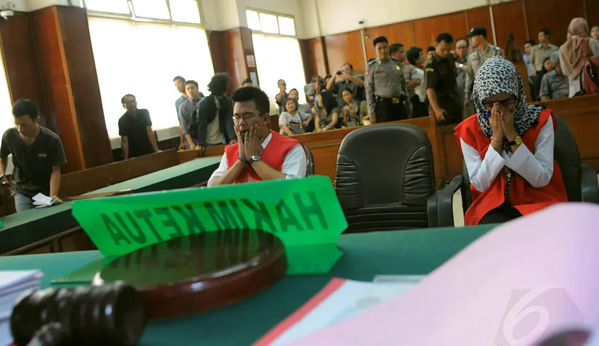 Dalam persidangan, keduanya diancam dengan hukuman primer Pasal 340 yang mengatur tentang pembunuhan berencana dengan ancaman hukuman maksimal seumur hidup, Selasa (19/8/14). (Liputan6.com/Faisal R Syam)