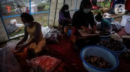 Aktivitas dapur umum Kementerian Sosial di halaman Gedung Konvensi, TMP Kalibata, Jakarta, Kamis (5/8/2021). Sebanyak 16.000 makanan disiapkan untuk tenaga kesehatan, petugas penyekatan PPKM dan petugas TPU serta warga yang sedang isolasi mandiri di wilayah Jabodetabek. (Liputan6.com/JohanTallo)