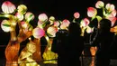 Pengunjung memotret salah satu set lentera tematik yang dipamerkan dalam festival The Great Lanterns of China di Pakruojis Manor, Lithuania, Rabu (25/12/2019). Festival ini berlangsung hingga 6 Januari 2019. (Petras MALUKAS/AFP)