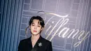 Anggota BTS, Jimin, tampil berkelas dengan setelan jas serba hitam, lengkap dengan bros berlian yang mengesankan. [Twitter/21metgala].