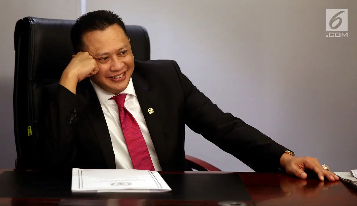 Ketua DPR Bambang Soesatyo saat sesi foto usai terpilih sebagai Ketua DPR yang baru menggantikan Setya Novanto di Kompleks Parlemen, Senayan, Jakarta, Rabu (17/1). Bambang menyatakan akan mendukung kinerja pemerintah. (Liputan6.com/JohanTallo)