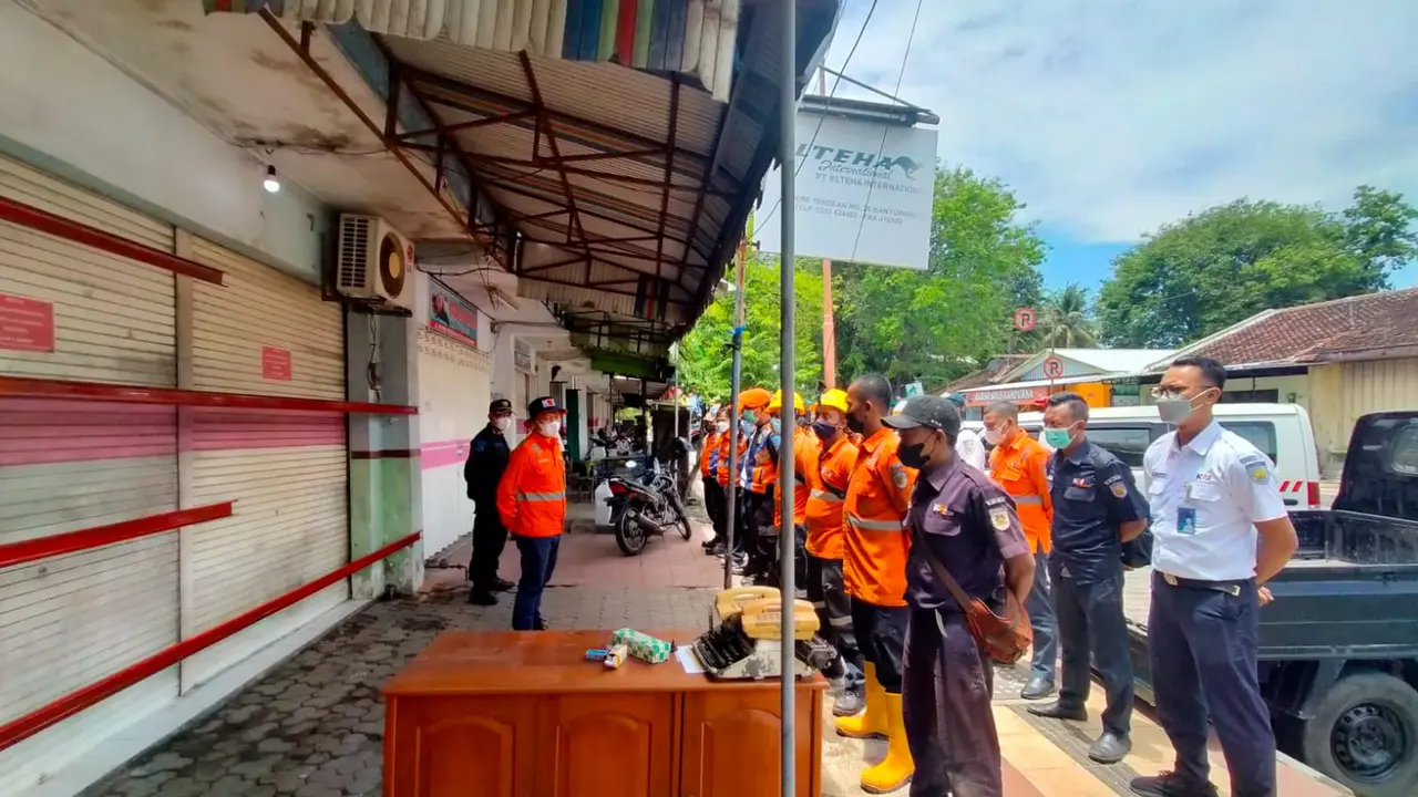 Petugas PT KAI Daop 9 Jember melakukan pengambil alihan lahan milik PT KAI yang dikuasai perseorangan di Jember. (Istimewa).