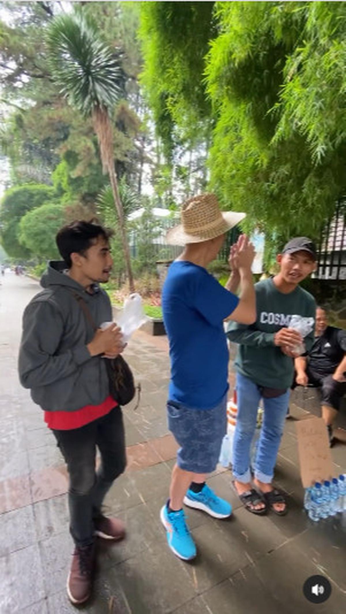 Selain itu, Babah Alun juga terlihat beberapa kali memborong kuliner di sana.<br>