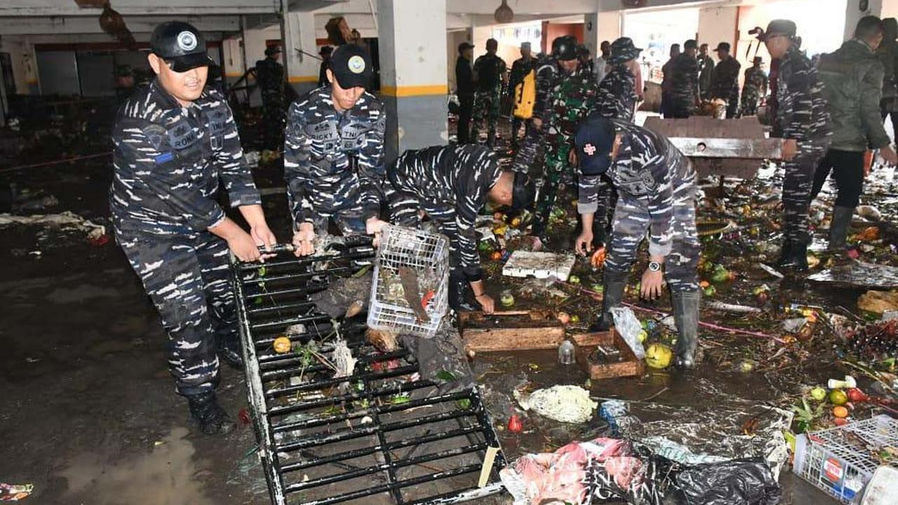 FOTO: TNI AL Bantu Warga Terdampak Banjir Bandang di Denpasar