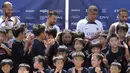 Pemain Paris Saint-Germain (PSG), Sergio Ramos, Lionel Messi, Kylian Mbappe, Neymar foto bersama pesepak bola cilik saat memberikan pelatihan di Jepang. (AP/Eugene Hoshiko)