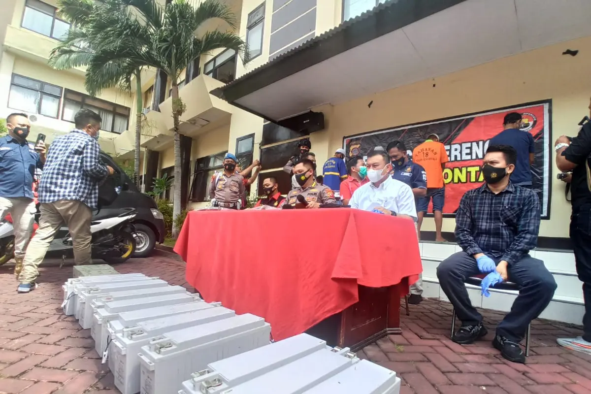 Kepolisian Daerah (Polda) Gorontalo berhasil mengamankan pelaku pencurian Aki Tower Telkomsel, yang digasak dari tower yang tersebar di beberapa daerah di Provinsi Gorontalo. (Arfandi Ibrahim/Liputan6.com)