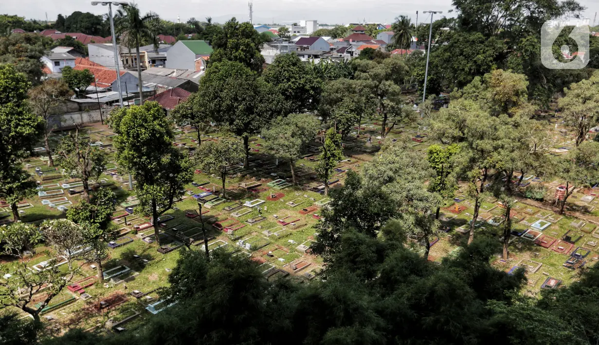 Suasana Tempat Pemakaman Umum (TPU) Kebagusan, Jakarta, pada hari kedua Lebaran, Senin (25/5/2020). Tradisi ziarah kubur saat Idul Fitri yang biasa dilakukan muslim relatif sepi dibandingkan tahun-tahun sebelumnya dikarenakan pandemi corona covid-19. (Liputan6.com/Johan Tallo)