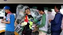 Seperti biasa, untuk memenuhi kebutuhan masyarakat yang ingin menukarkan uang tunai. Tampak dalam foto, warga antre untuk menukarkan uang di pelayanan mobil kas keliling Bank Indonesia di Stasiun Gambir, Jakarta, Senin (16/3/2026). (Kapanlagi.com/Budy Santoso)