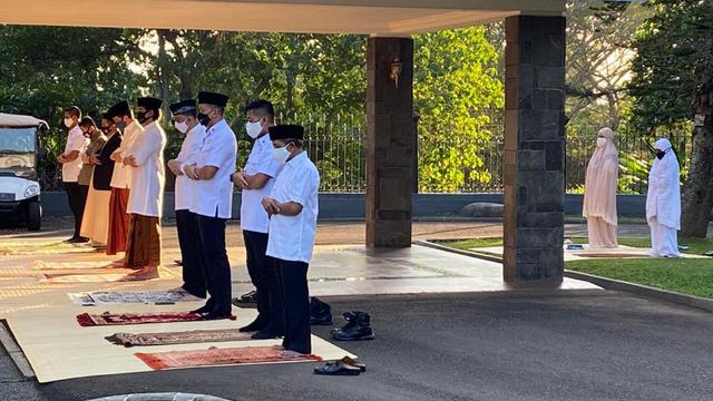 Iriana Jokowi Pakai Sandal Jepit Saat Salat Idul Adha, Warganet Salah Fokus