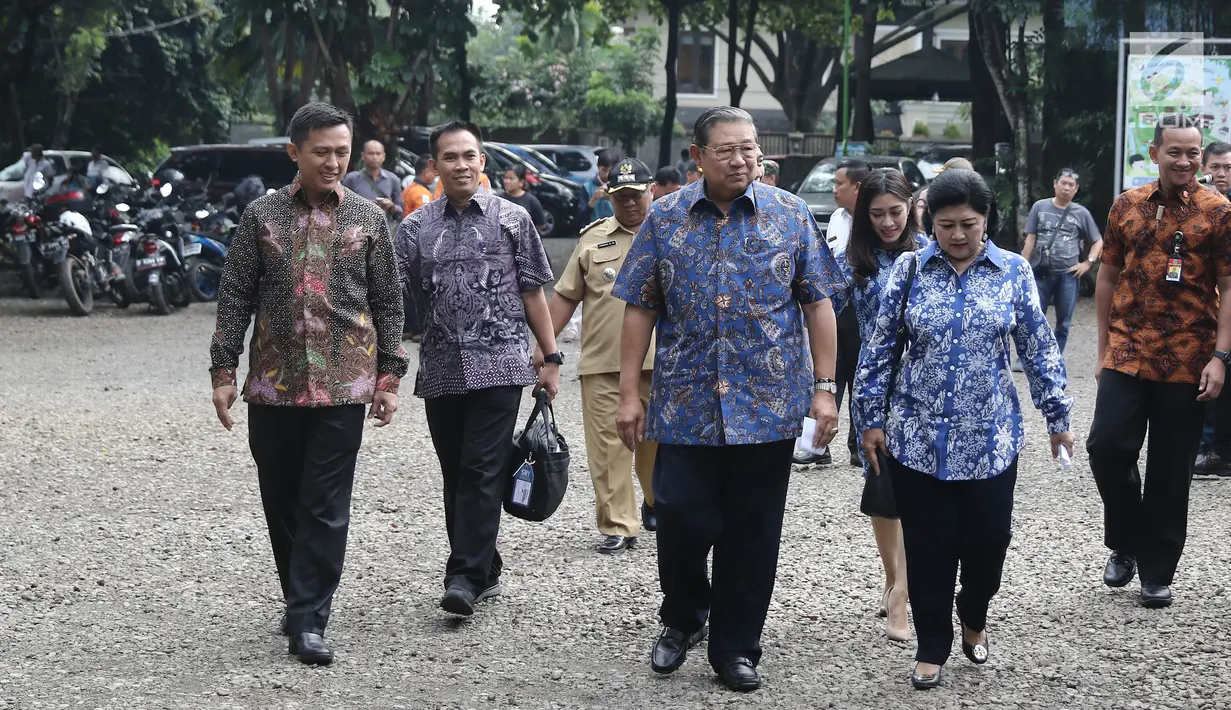 Presiden ke-6 RI, Susilo Bambang Yudhoyono bersama Ani Yudhoyono dan Siti Rubi Aliya Rajasa menuju TPS 06 Nagrak untuk menggunakan hak pilihnya pada Pilkada Serentak 2018 di Gunung Putri, Bogor, Rabu (27/6). (Liputan6.com/Herman Zakharia)