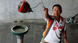  Tseng Kuo-Hua melemparkan gasing hingga ketinggian 2,8 meter saat turnamen gasing di New Taipei City, Taiwan (9/5). Dalam turnamen ini peserta menampilkan sejumlah trik mengagumkan. (REUTERS/Tyrone Siu)