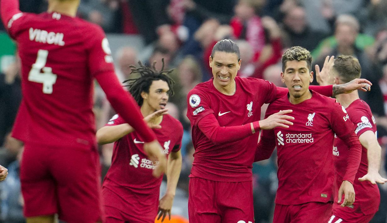 Partai seru terjadi pada laga pamungkas pekan ke-30 Liga Inggris 2022/2023, Minggu (10/4/2023) malam WIB saat tuan rumah Liverpool berhasil menahan imbang 2-2 pimpinan klasemen sementara Arsenal. Sempat tertinggal dua gol lewat aksi Gabriel Martinelli (8') dan Gabriel Jesus (28'), tuan rumah mampu memangkas jarak lewat gol Mohamed Salah pada menit ke-42. Mohamed Salah membuang peluang mencetak brace saat eksekusi penaltinya di awal babak kedua melebar dari sasaran. Roberto Firmino akhirnya menjadi biang kegagalan Arsenal meraup tiga poin lewat gol sundulannya pada menit ke-87. (AP Photo/Jon Super)