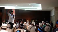 Jemaah mengikuti bimbingan ibadah haji di Makkah yang disampaikan oleh KH Aris Nikmatullah dari Pondok Pesantren Buntet. (Liputan6.com/Mevi Linawati)
